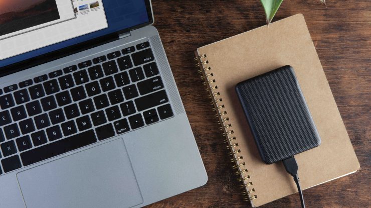 top-view-storage-device-laptop (1)